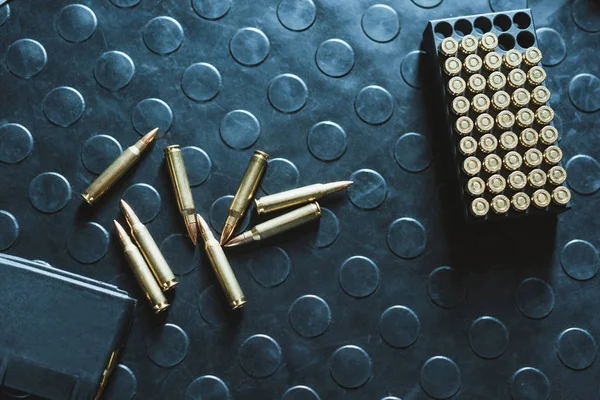 Vista dall'alto di proiettili di fucile e caricatore sul tavolo — Foto stock