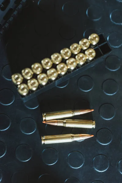 Vista superior de balas na superfície escura — Fotografia de Stock