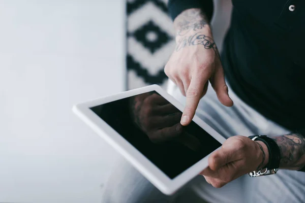 Plan recadré de l'homme d'affaires avec des tatouages en utilisant une tablette numérique avec écran blanc — Photo de stock