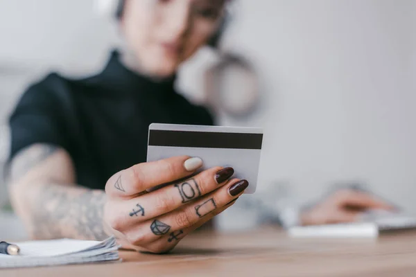 Selective focus of young woman holding credit card — Stock Photo