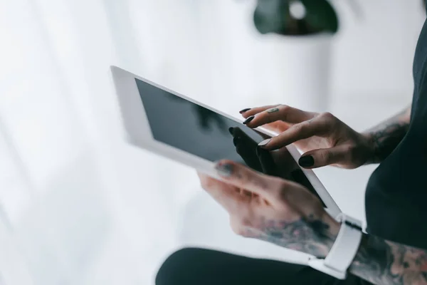 Vista parcial de mujer de negocios utilizando tableta digital con pantalla negra - foto de stock