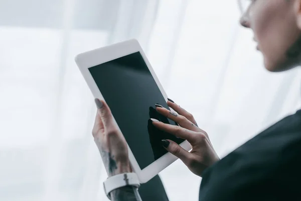 Recortado disparo de mujer de negocios utilizando tableta digital con pantalla en blanco - foto de stock