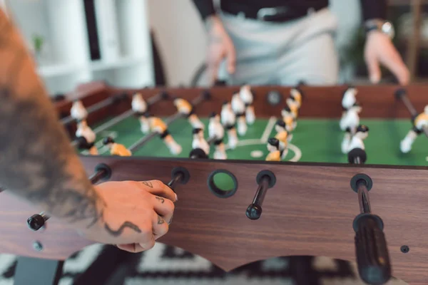 Focus selettivo dei colleghi che giocano a calcio balilla in ufficio — Stock Photo