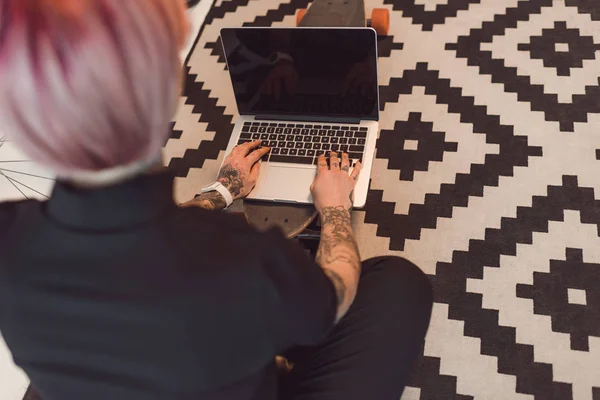 Tiro recortado de jovem empresária usando laptop com tela em branco — Fotografia de Stock