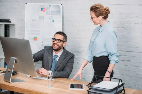 Empresarios modernos exitosos trabajando juntos - foto de stock