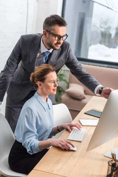 Parceiros de negócios bem sucedidos trabalhando com computador juntos — Fotografia de Stock