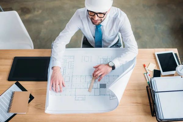 Bonito arquiteto profissional desenho plano de construção — Fotografia de Stock