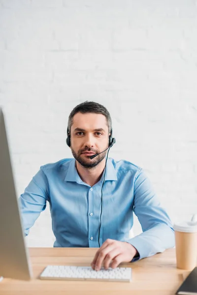 Adulte professionnel de soutien technique travaillant au bureau — Photo de stock