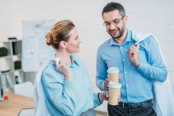 Médicos felices tomando un café y charlando - foto de stock