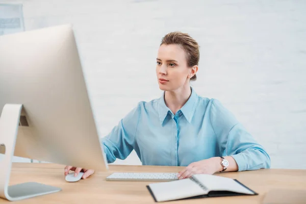 Donna d'affari adulta che lavora con il computer presso l'ufficio moderno — Foto stock