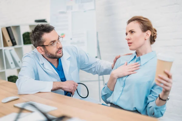 Doctor giving consultation for female patient at workplace in office — Stock Photo