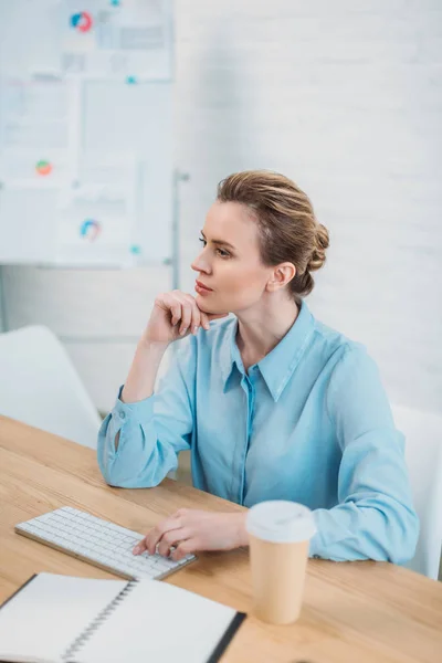 Erwachsene Geschäftsfrau arbeitet mit Computer im modernen Büro — Stockfoto