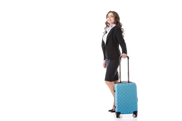 Красивая стюардесса держа сумку на колесах изолированы на белом — стоковое фото