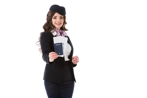 Aeromoça atraente mostrando passaporte e bilhetes isolados em branco — Fotografia de Stock