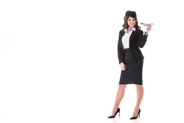 Schöne Stewardess spielt mit Flugzeug Spielzeug isoliert auf weiß — Stockfoto