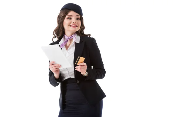 Sorridente aeromoça atraente segurando tablet e cartão de crédito isolado no branco — Fotografia de Stock