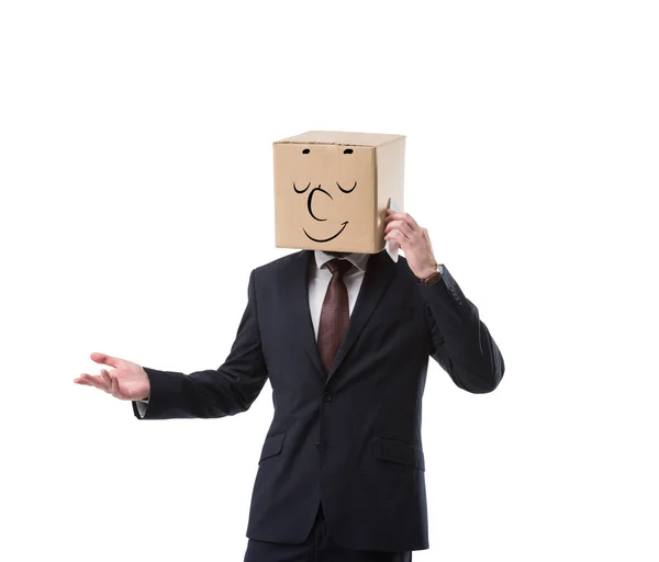 Homem de negócios descontraído com caixa de papelão na cabeça falando no smartphone isolado no branco — Fotografia de Stock