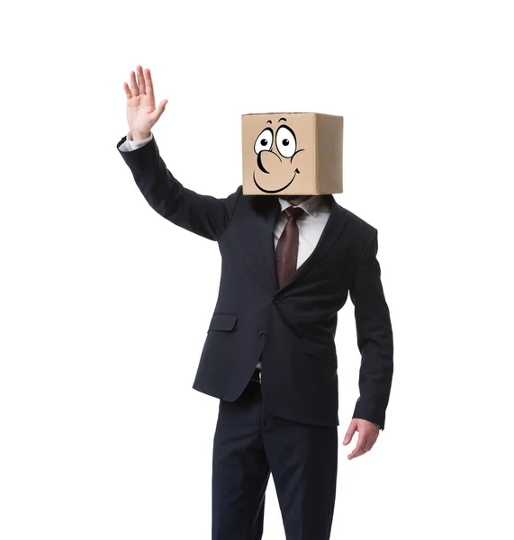 Hombre de negocios con caja de cartón en la cabeza y la cara feliz en él saludando mano aislada en blanco - foto de stock