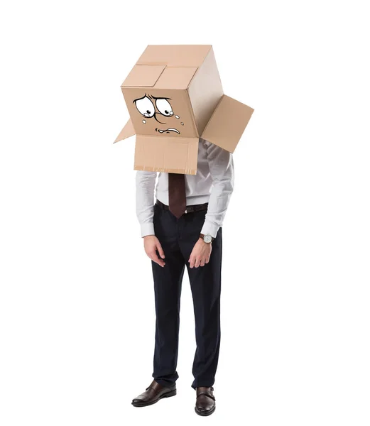 Uomo d'affari esausto con scatola di cartone sulla testa in piedi isolato su bianco — Foto stock