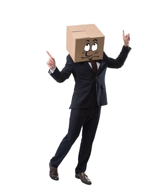 Счастливый бизнесмен с картонной коробкой на голове указывая вверх, изолированные на белом — стоковое фото