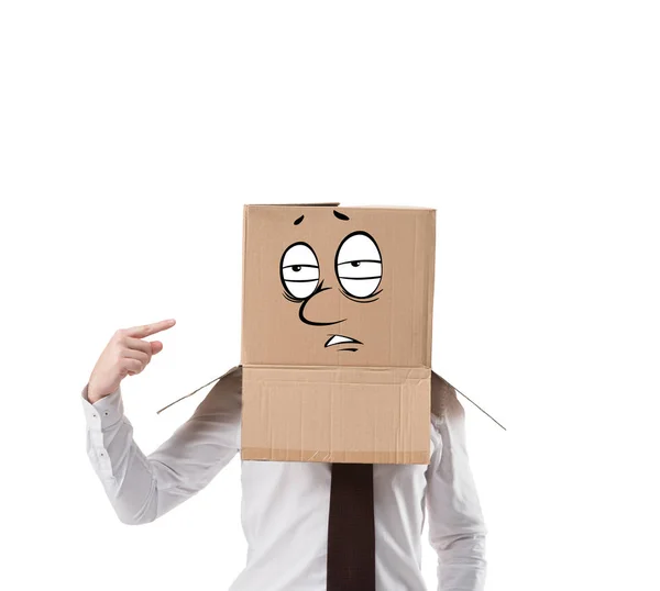 Empresário sobrecarregado apontando em caixa de papelão em sua cabeça isolado em branco — Fotografia de Stock