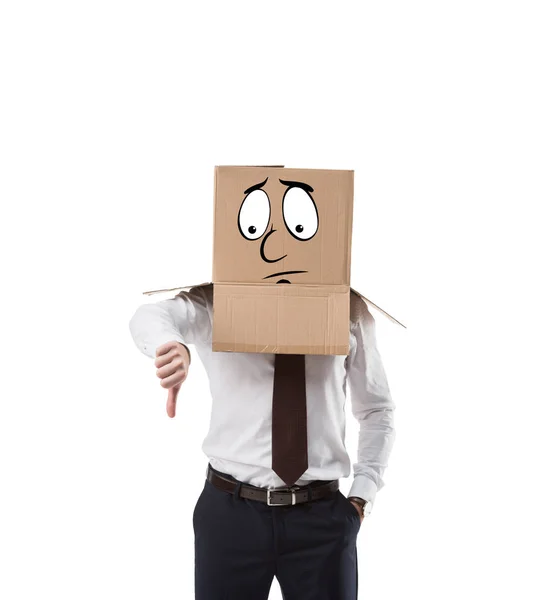 Бізнесмен з картонною коробкою на голові показує великий палець вниз ізольовано на білому — стокове фото