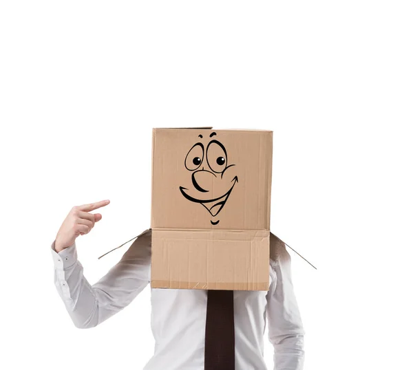 Homme d'affaires joyeux pointant sur la boîte en carton sur sa tête isolé sur blanc — Photo de stock