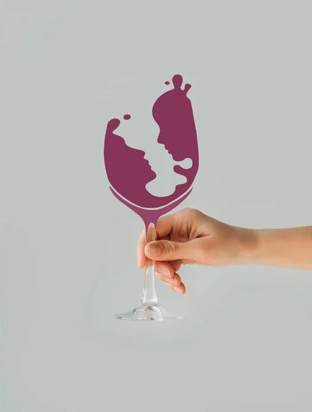 Immagine ritagliata di donna in possesso di bicchiere di vino con silhouette coppia isolato su grigio — Foto stock