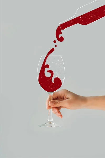 Image recadrée d'une femme tenant un verre de vin dans sa main isolée sur du gris — Photo de stock
