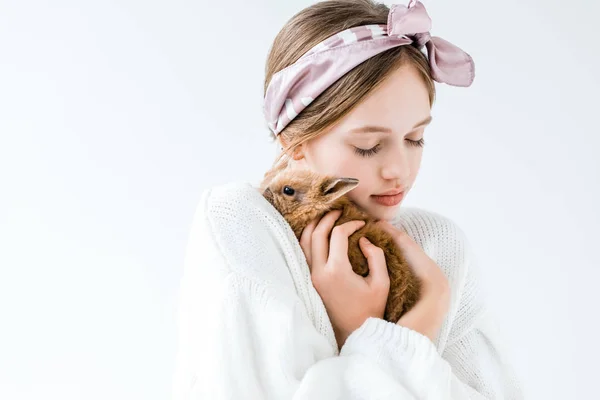 Menina bonita segurando adorável coelho peludo isolado no branco — Fotografia de Stock