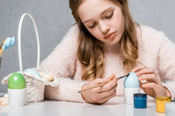 Красива сфокусована дівчина-підліток малює яйце на Великдень — Stock Photo