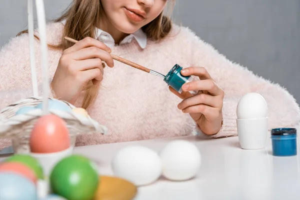 Обрізаний знімок усміхненої дитячої картини яєць на Великдень — стокове фото