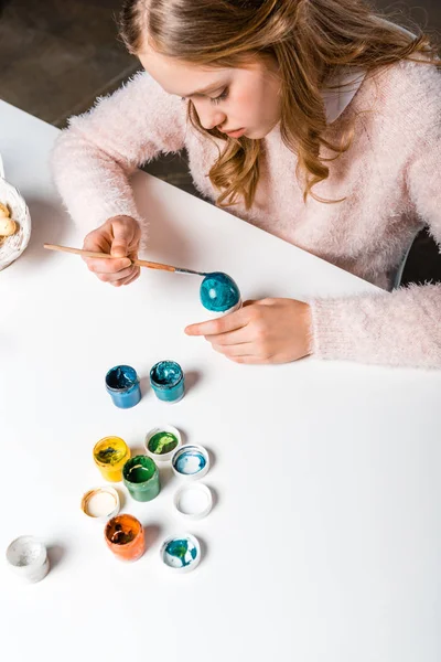 Hermosa centrado adolescente pintura Pascua huevo en mesa - foto de stock