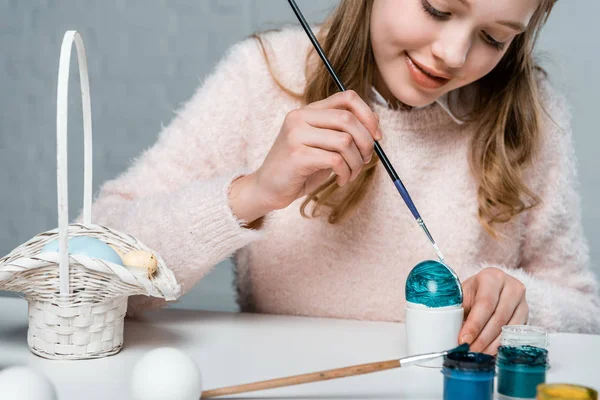 Plan recadré de fille souriante mignonne peinture oeuf de Pâques — Photo de stock