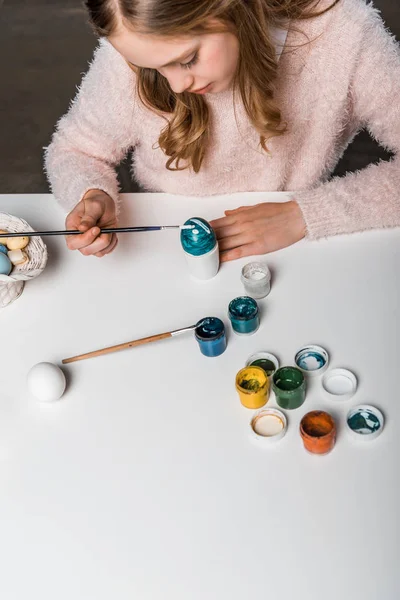 Recortado disparo de linda niña pintando huevo para Pascua - foto de stock