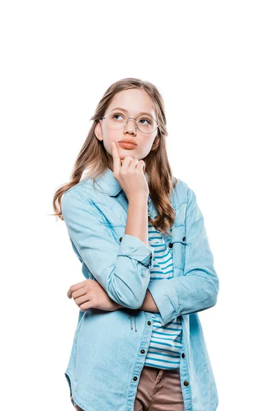 Menina adolescente pensativo em óculos de mão segurando no queixo e olhando para cima isolado no branco — Fotografia de Stock