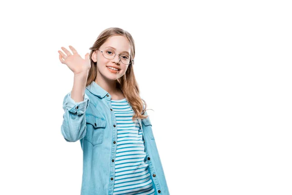 Mignonne adolescente agitant la main et souriant à la caméra isolé sur blanc — Photo de stock