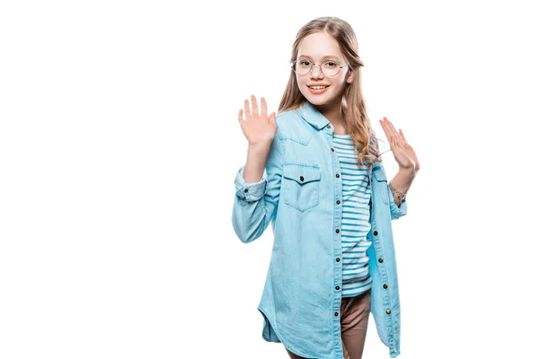 Linda adolescente levantando las manos y sonriendo a la cámara aislada en blanco - foto de stock