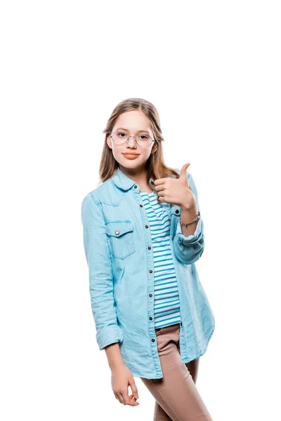 Bonito menina no óculos mostrando polegar para cima e sorrindo para a câmera isolada no branco — Fotografia de Stock