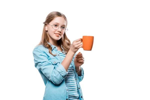 Bella ragazza sorridente in occhiali tenendo tazza di tè isolato su bianco — Foto stock