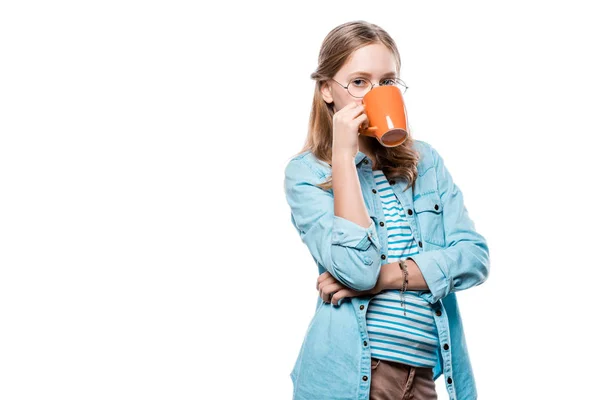 Девушка в очках пьет чай и смотрит на камеру, изолированную на белом — стоковое фото