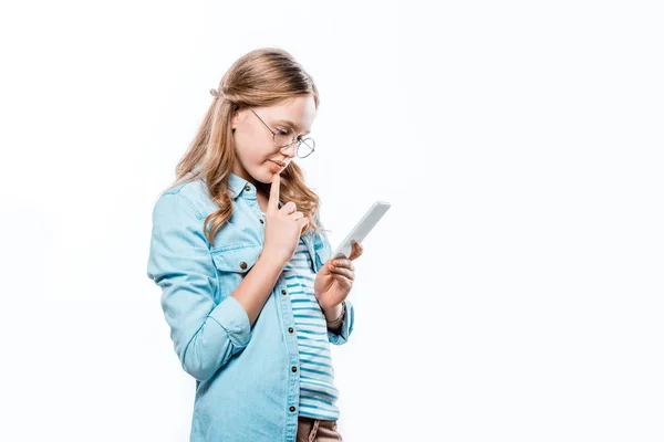 Niedliche nachdenkliche Teenager-Mädchen in Brille mit Smartphone isoliert auf weiß — Stockfoto