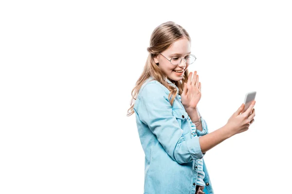 Belle adolescente heureuse dans les lunettes en utilisant smartphone isolé sur blanc — Photo de stock