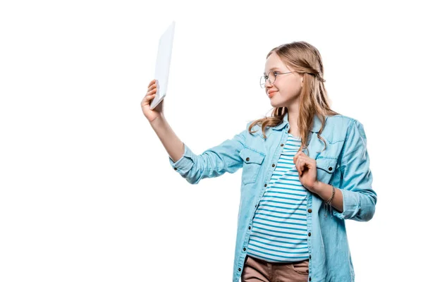 Усміхнена дівчина в окулярах тримає цифровий планшет ізольовано на білому — стокове фото