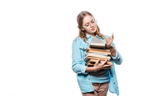 Bonito adolescente menina no óculos leitura livro isolado no branco — Fotografia de Stock