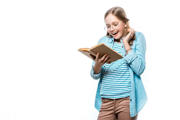 Menina adolescente feliz em óculos leitura livro isolado em branco — Fotografia de Stock
