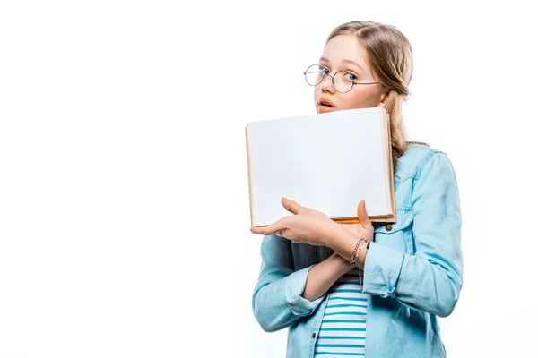 Девочка-подросток в очках держит пустую книгу и смотрит на камеру, изолированную на белом — стоковое фото