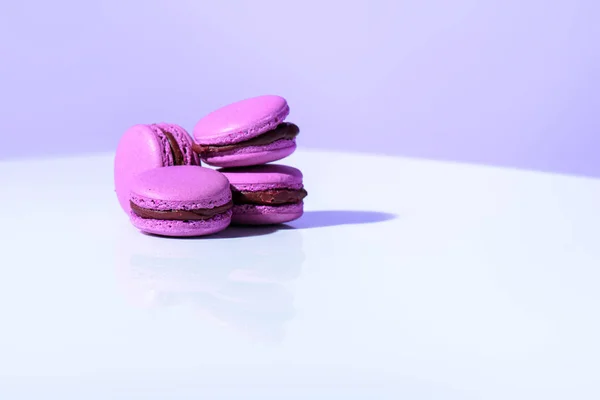 Macarons roxos no fundo violeta, tendência ultravioleta — Fotografia de Stock