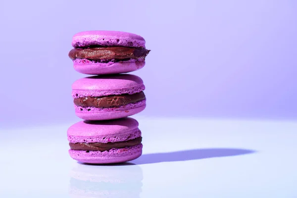 Haufen lila Macarons auf violettem Hintergrund, ultravioletter Trend — Stockfoto