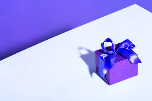 Caja de regalo púrpura con arco para cumpleaños - foto de stock